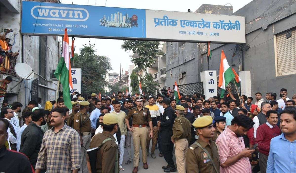 शहीद कैप्टन शुभम गुप्ता को अंतिम विदाई देने के लिए उमड़ा जनसैलाब, भावुक कर देंगी
ये तस्वीरें