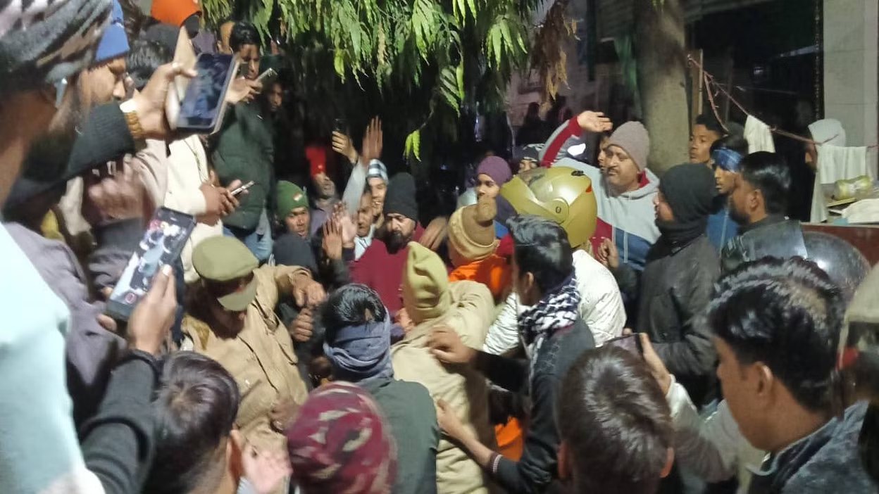 Video: तड़प कर मरता रहा आदमी और पैसे लूटते रहे लोग, सड़क पर शर्मसार हुई इंसानियत