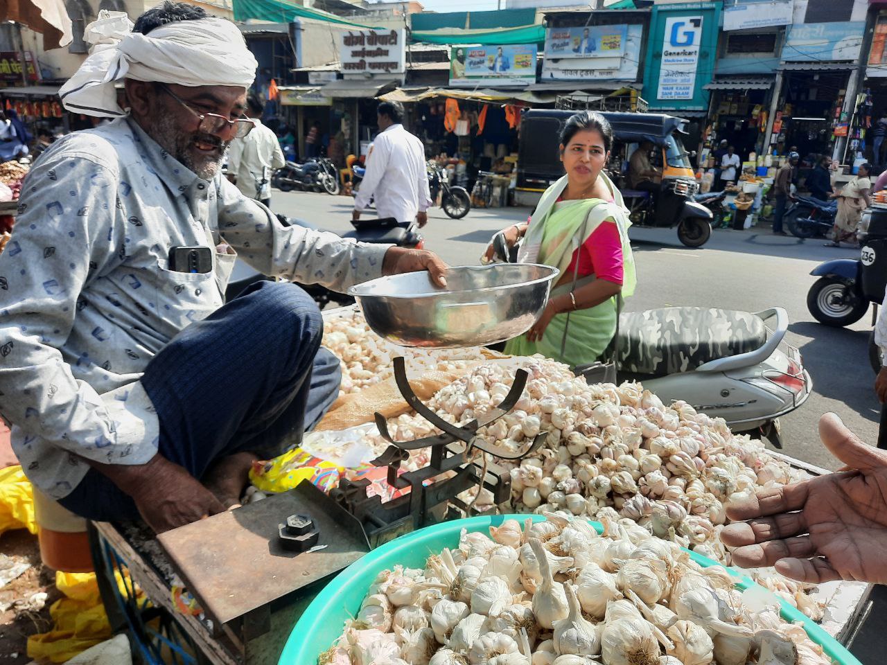 लहसुन 480 पार, आसमान छूती कीमत ने बिगाड़ा सब्जी का जायका