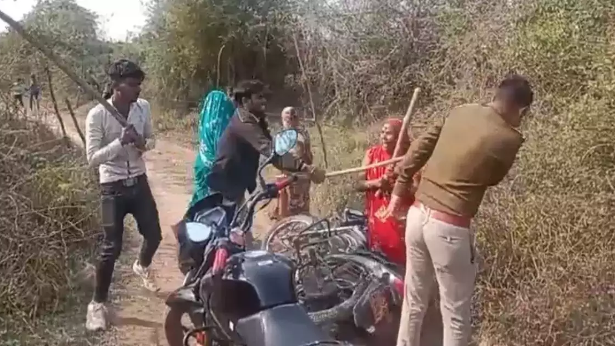 Video: वन विभाग की टीम पर लाठी-डंडों से हमला, लोगों की दबंगई का वीडियो आया सामने