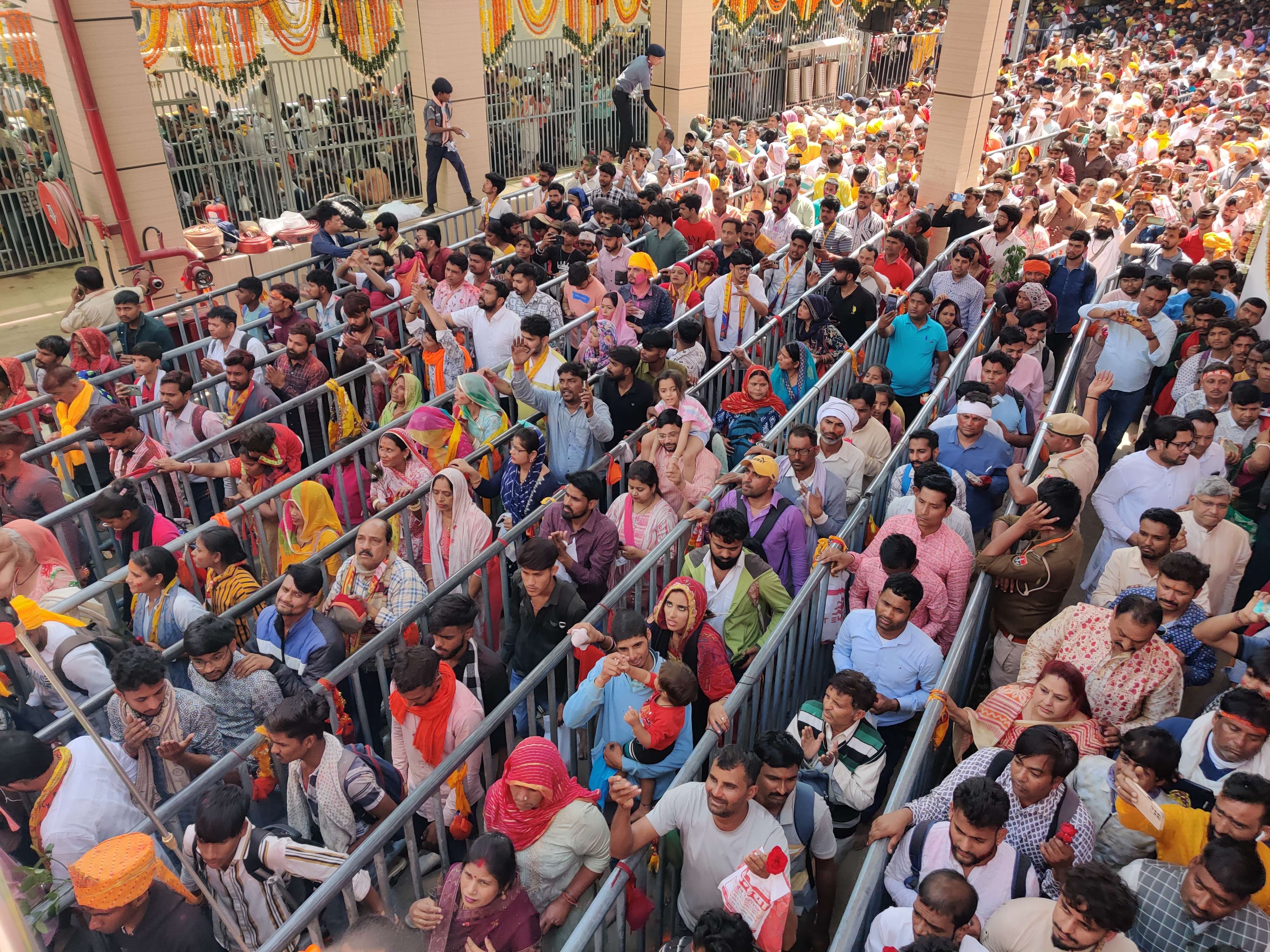 लखदातार के दर्शन के लिए इस दौरान देश- विदेश से करीब 10 लाख श्रद्धालु खाटू पहुंचे