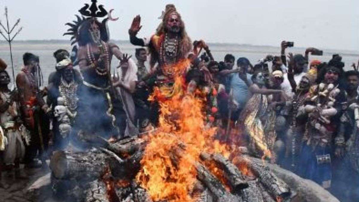 Photo: तस्वीरों में देखें काशी की अनोखी होली, गुलाल के साथ उड़ती है चिताओं की
भस्म