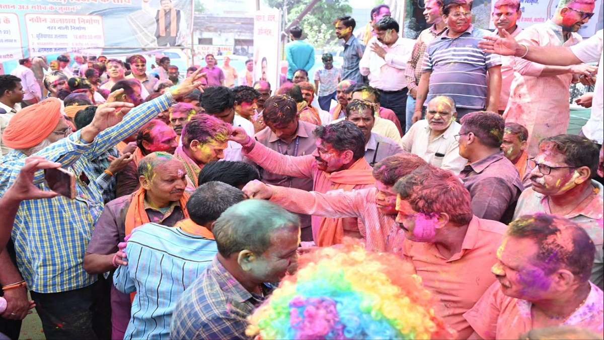 Happy Holi: डिप्टी CM विजय शर्मा ने घर वालों के संग खेली होली, ग्रामीण को भी
लगाया गुलाल, देखें तस्वीरें