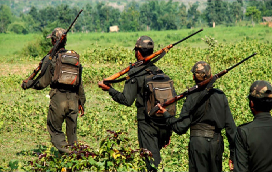 जवानों को मारने वाले इन 4 खूंखार नक्सलियों को मिला ये इनाम, हथियार रखकर कहा- भटक
गए थे..