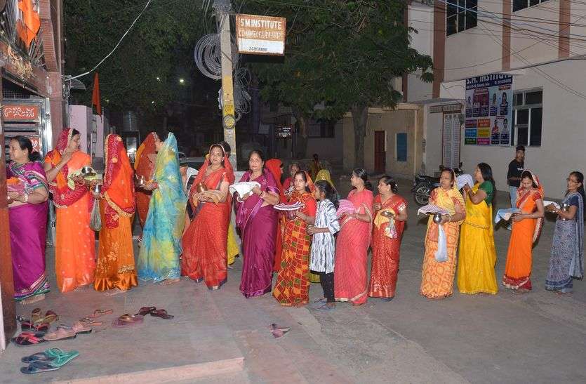 देवी शीतला का पूजन, बास्योड़ा कर मांगी परिवार की सुख-समृद्धि