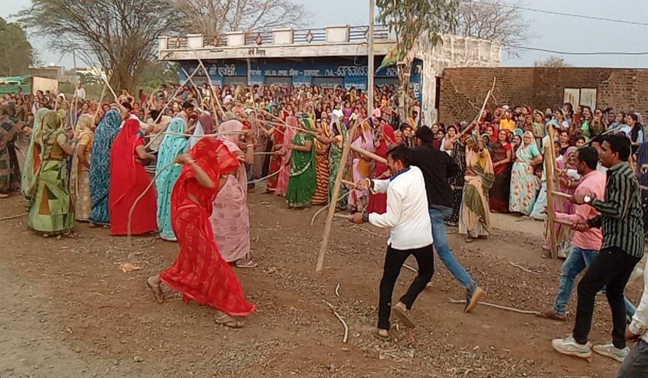 दुधली टांडा गांव में रंग तेरस पर्व पर खेली लट्ठमार होली