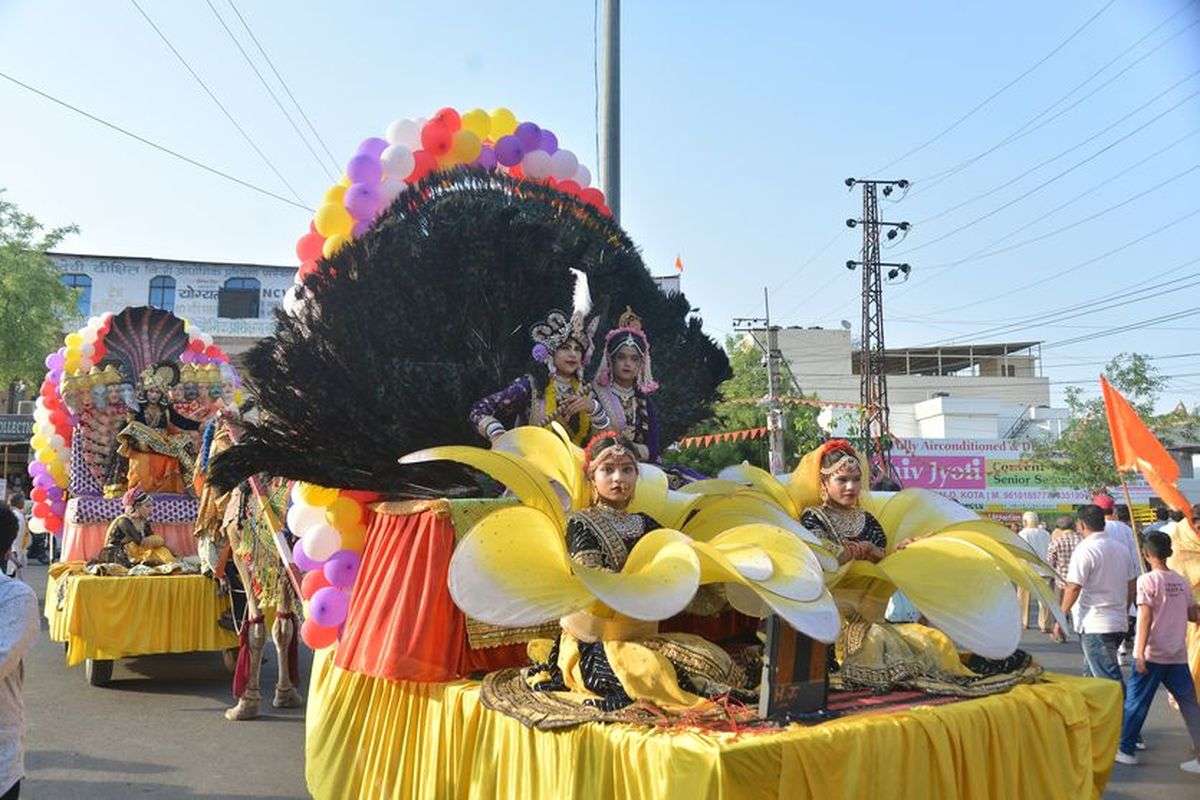 गाजे-बाजे संग निकाली महर्षि गौतम जयंती पर शोभायात्रा