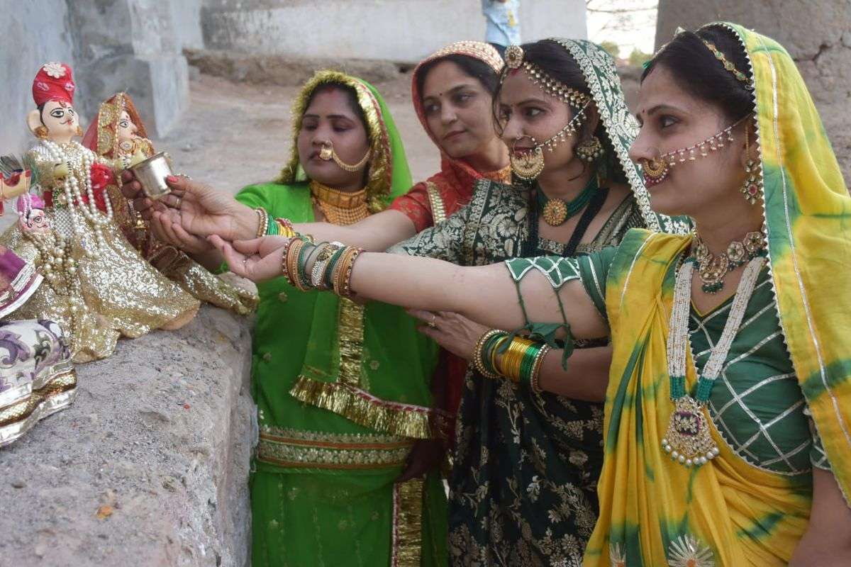 गणगौर को तालाब किनारे ले जाकर पिला रहीं पानी, चहुंओर फैला उल्लास, देखें लाइव
तस्वीरें…