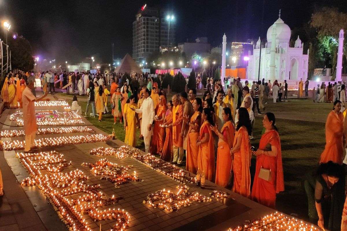 दीपदान, गूंजे आरती के सुर और किया शंखनाद