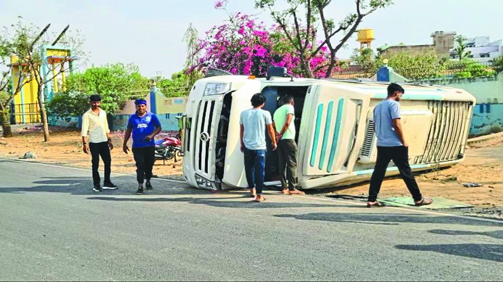 श्रद्धालुओं से भरी बस ओवरटेक करते समय पलटी