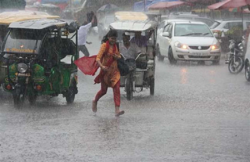 Weather Alert: लौट आया मानसून? अगले 48 घंटे तक जमकर होगी बारिश, मौसम में हुआ बड़ा
बदलाव