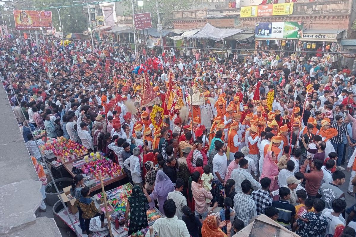 video—गौर-ईसर की सवारी का साक्षी बना जन समूह