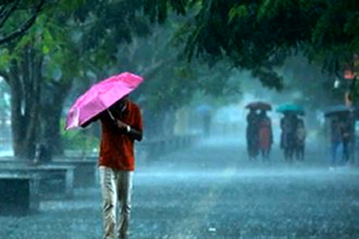 UP weather update today: यूपी में आज रात से बदलेगा मौसम का मिजाज, 20 जिलों में
आंधी- तूफान के साथ हल्की बारिश