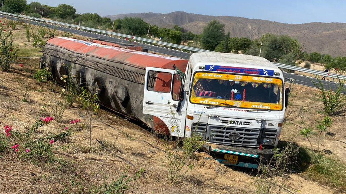 एक्सप्रेस-वे पर पलटा तेल से भरा 22 चक्का टैंकर, लोग बर्तन, पीपे व मटकों में तेल
को भर ले गए