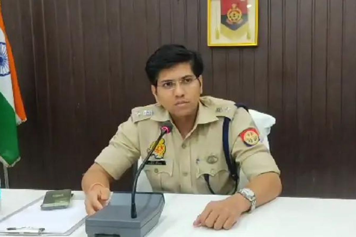 जज ने लगाया एसएसपी को फोन, तो कांपने लगे, इंस्पेक्टर समेत चार पुलिस कर्मी होंगे
संस्पेंड, चुनाव आयोग को भेजी रिपोर्ट